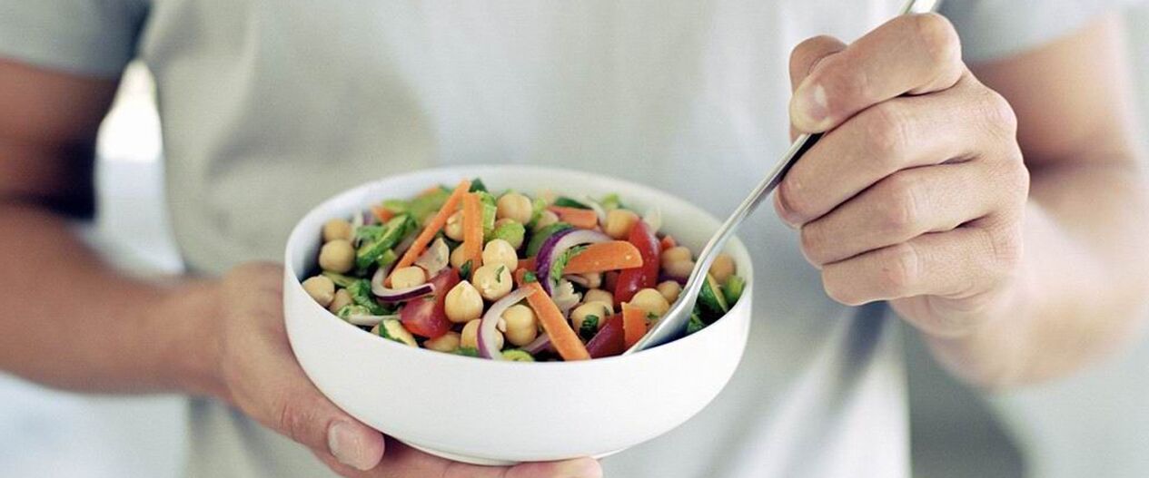 Un hombre come alimentos que son buenos para la potencia.