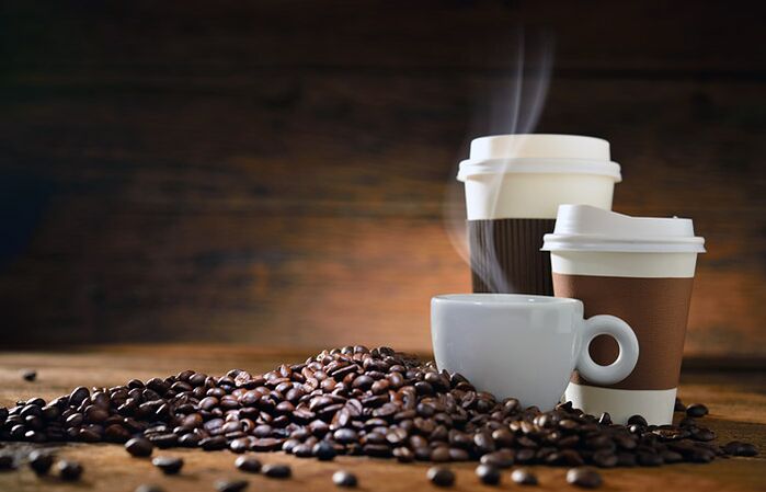café como producto prohibido mientras se toma una vitamina para potenciar